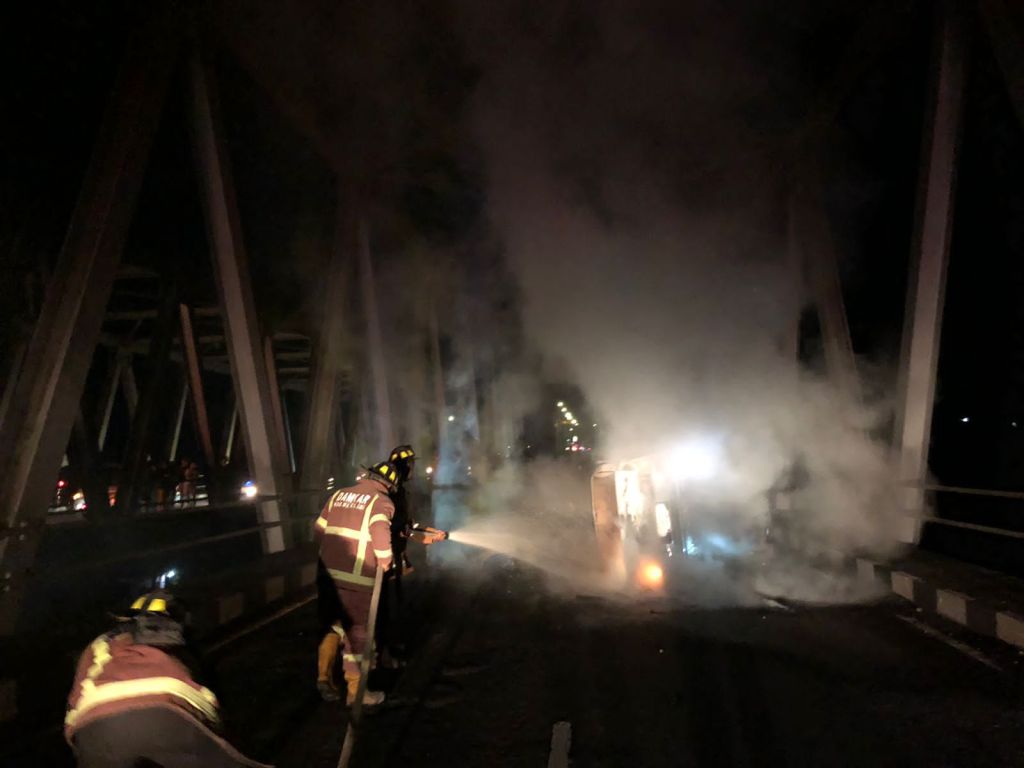 Kebakaran Mobil di Krasak Karena Tabrak Ban Serep yang&nbsp;Jatuh