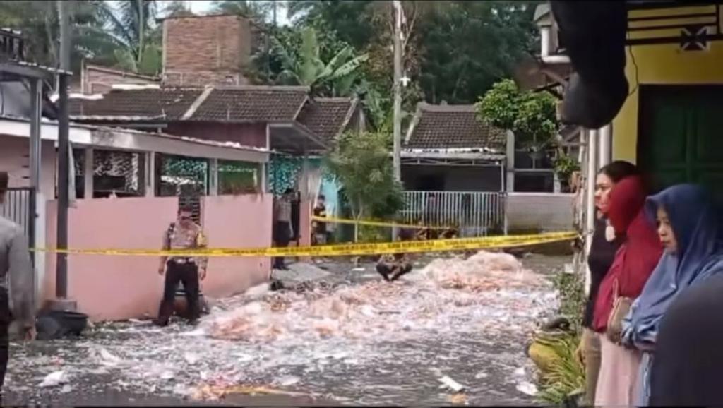 Balon Udara Meledak di Perumahan Kota Mungkid, 5 Rumah dan 1 Mobil&nbsp;Rusak