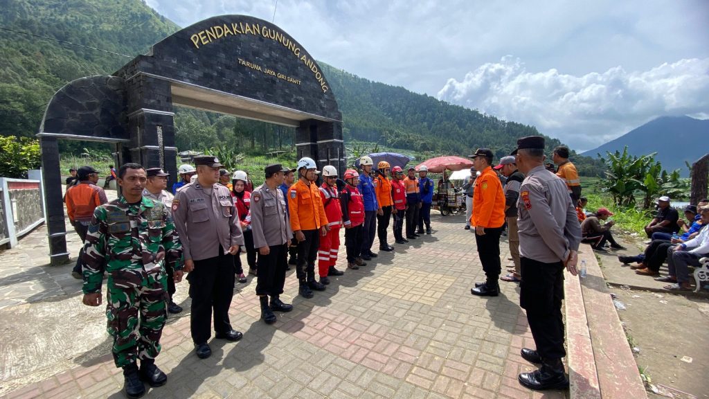 Video : Evakuasi Korban Terperosok di Gunung Andong Oleh Tim SAR&nbsp;Gabungan