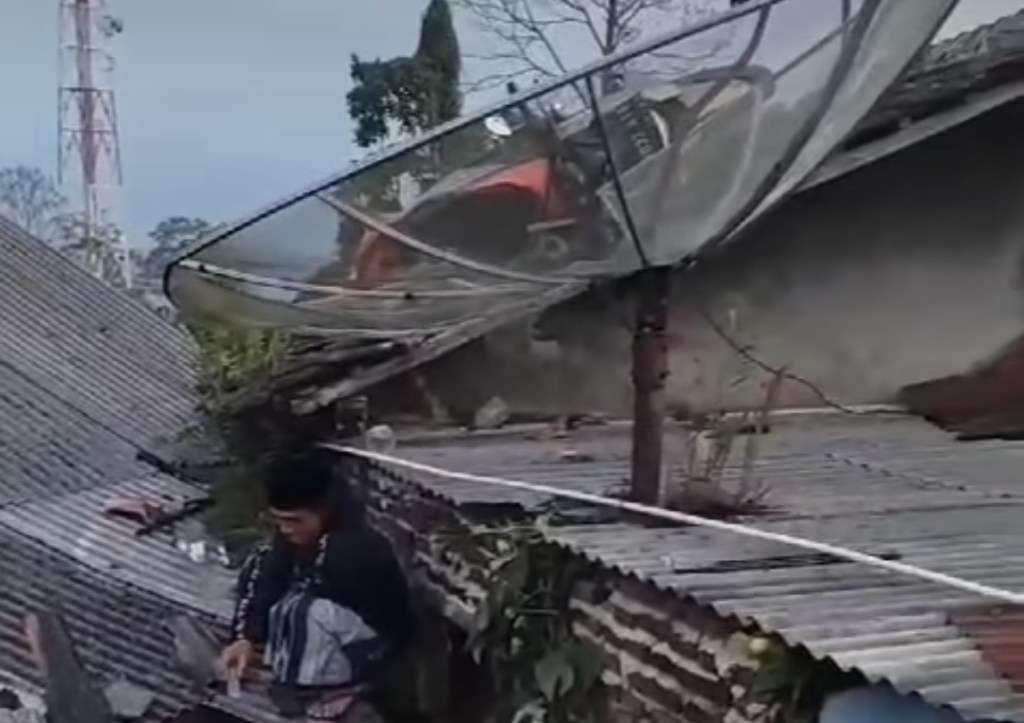 Rem Blong Sebuah Motor Nyangkut Di Antena Parabola Milik&nbsp;Warga