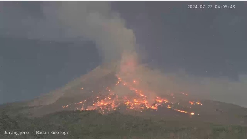 Guguran Gunung Merapi Pagi Ini, Jarak Luncur 1200 Meter ke Kali&nbsp;Bebeng