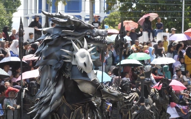 Penampilan Memukau Pemuja di Magelang Ethno Carnival 2024 Bawa Tongkat&nbsp;Kesetiaan